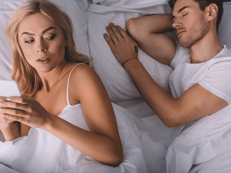 Ngoại Tình Bằng Tin Nhắn: Dấu Hiệu Và Cách Xử Lý 2 Thường xuyên giấu điện thoại hoặc úp màn hình xuống