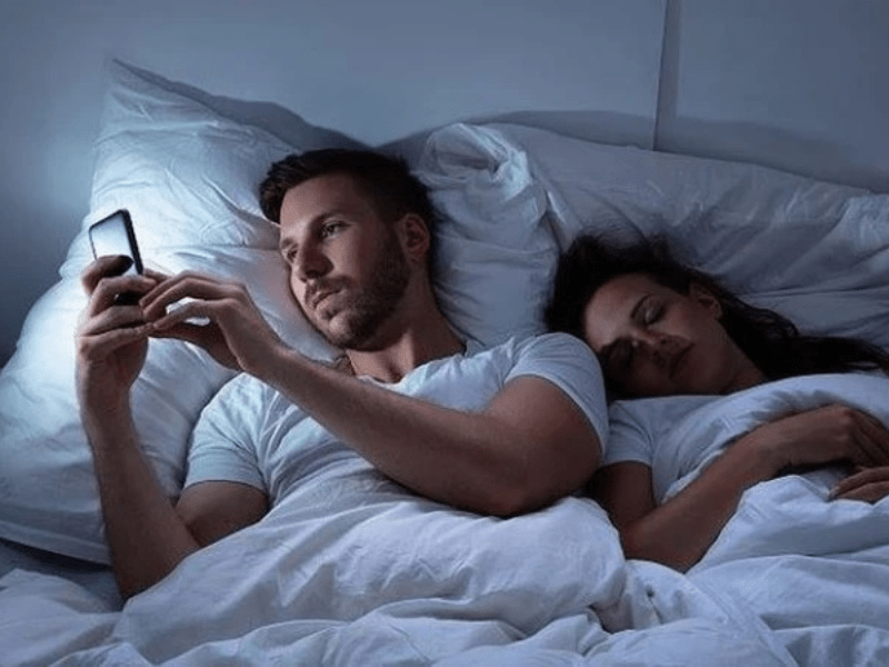 Ngoại Tình Bằng Tin Nhắn: Dấu Hiệu Và Cách Xử Lý 3 Nhắn tin nhiều vào ban đêm hoặc những khung giờ bất thường