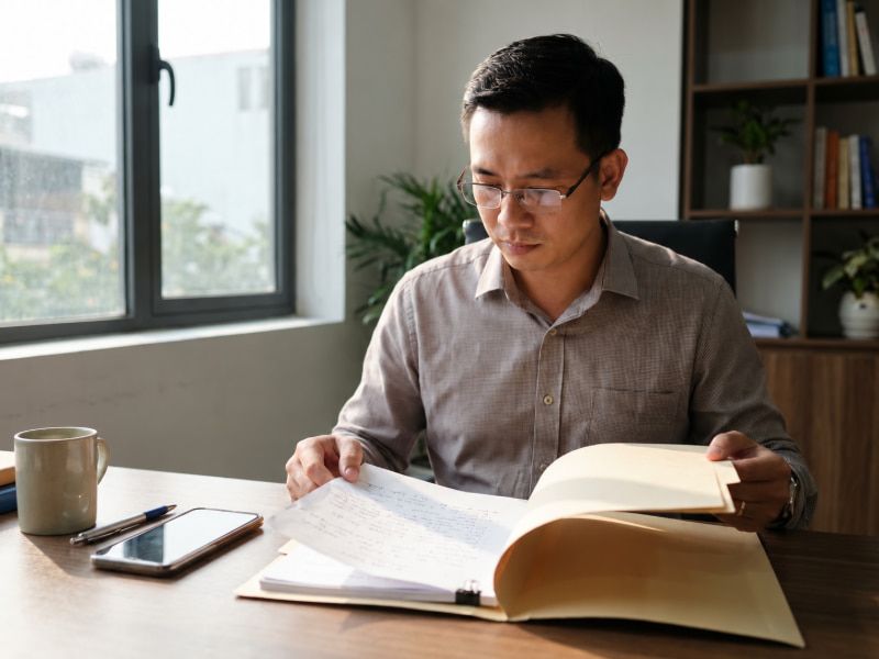 Đối chiếu chéo số điện thoại với các đầu mối hợp pháp thực tế thay vì định vị thiết bị trái phép.